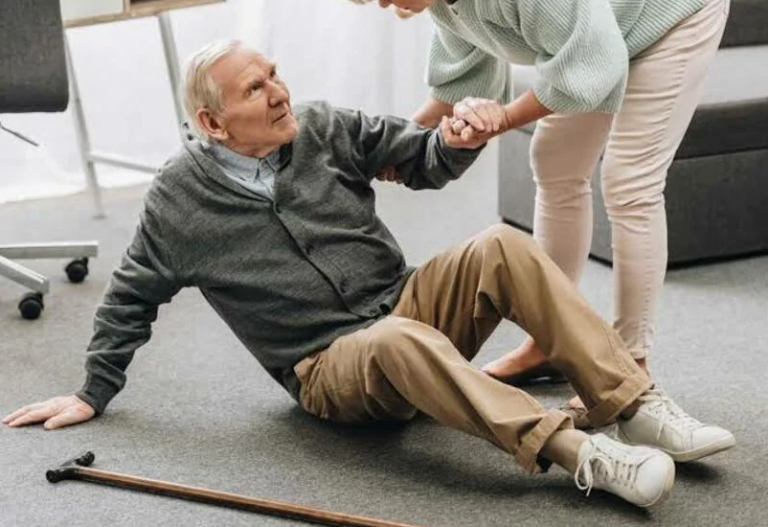 Queda de idosos: A fisioterapia e cuidados em casa na prevenção dos